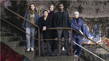 Fünf Schauspieler stehen auf einer Treppe und schauen in die Kamera. Es handelt sich um ein Foto, das bei den Dreharbeiten zu einem neuen "Tatort" entstanden ist. 
