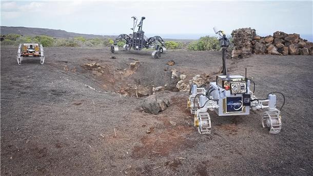 Die drei autonomen Rover Coyote III, SherpaTT und LUVMI-X erkunden den Eingang zu einer Lavahöhle auf Lanzarote.