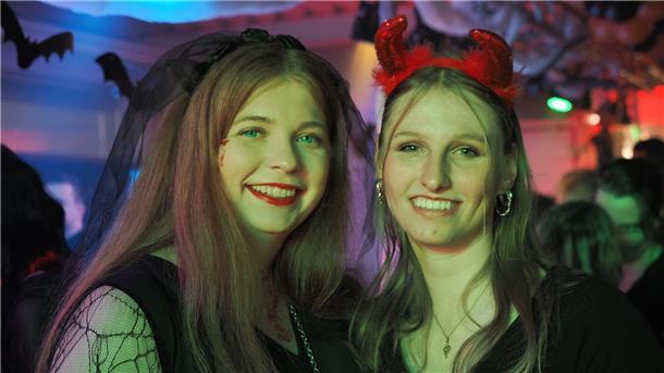 Zwei Menschen in Halloween-Verkleidung