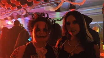 Die drei besten Kostüme wurden um Mitternacht prämiert. Der Sieger hat sein Kostüm aus dem 3D-Drucker. Volles Haus und gute Stimmung bei der Party im Autohaus. 