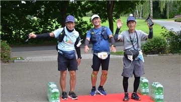 Die drei Japaner Masaru Asai, Minoru Tabata und Usaburou Kawabata erreichten um 17.35 Uhr gemeinsam das Etappenziel in Oerel.