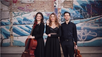 Die drei jungen Künstler des Bernstein Trios, bestehend aus Roman Tulchynsky (Violine), Marei Schibilsky (Violoncello) und Julia Stephan (Klavier) lernten sich als Schulfreunde am Musikgymnasium kennen, studierten an der Universität d.K. und der Hanns Eisler Hochschule in Berlin und schlossen sich 2022 als Trio zusammen.