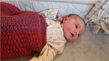 Die drei Tage alte Leonie ist in einem Rettungswagen auf dem Weg ins Krankenhaus zur Welt gekommen.