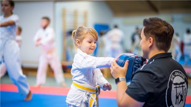 Die dreijährige Johanna Wendelken trainiert Karate. Ihre Mutter Sylvia (37) ist Trainerin und Förderin ihres sportlichen Talents.