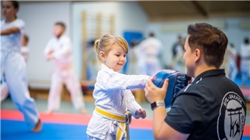 Die dreijährige Johanna Wendelken trainiert Karate. Ihre Mutter Sylvia (37) ist Trainerin und Förderin ihres sportlichen Talents.