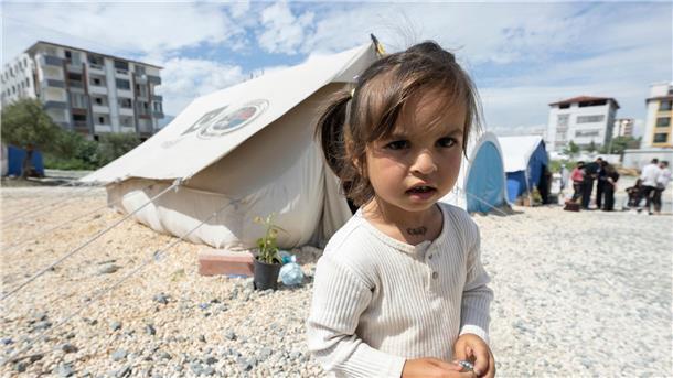 Türkische Kinder leiden stark unter Erdbeben-Folgen Die dreijährige Samar ist nach dem Beben vorerst in einem Zelt untergebracht.