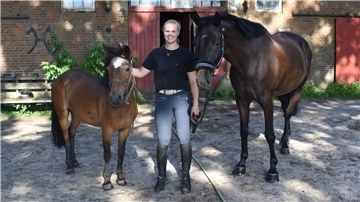 Die dreimalige Kreismeisterin Laura Meyer-Benecke mit ihren zwei Herzenspferden. Mit Pony Merle fing einst ihre Reitkarriere an, mit Dialaraja holt sie ihre aktuellen Erfolge.