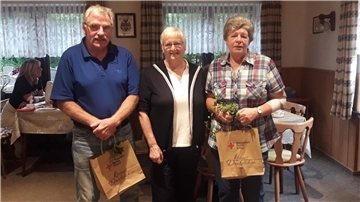 Gruppenbild mit 1 Mann und 2 Frauen