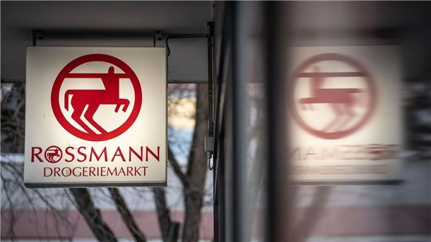 Händler klagen wegen Karten-Gebühren Die Drogeriekette Rossmann klagt wegen Gebühren für Kartenzahlungen.