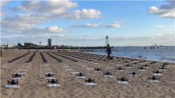 Drohnen auf ihrem Startplatz am Strand.