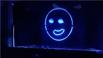 Die Dunkelheit gebiert ein Lächeln - gestaltet vom Schwarzlichttheater Bremen, dessen schwarz gekleidete Akteure für das Publikum unsichtbar sind.
