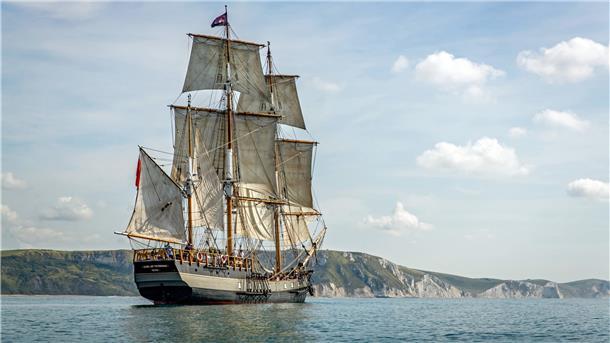 Die „Earl of Pembroke“: Der englische Dreimaster ist ein Nachbau der berühmten „Endeavour“, mit der James Cook als englischer Entdecker 1770 Australien anlief.