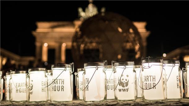 Windlichter stehen vorm Brandenburger Tor.