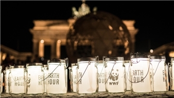 Windlichter stehen vorm Brandenburger Tor.