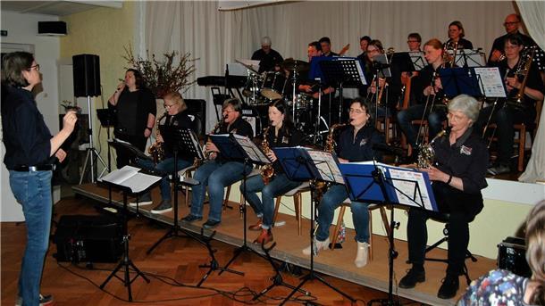 So holen die Kreislandfrauen in Ostereistedt ihr 70-jähriges Jubiläum nach Die East River Big Band aus Heeslingen unter der Leitung von Sabine Rosenbrock sorgte für Musik.