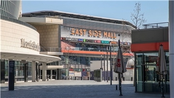 Die East Side Mall in Berlin wurde 2018 eröffnet und ist inzwischen ganz im Besitz der RFR Holding. Das Konzept sieht eine Mischung von Einzelhandel und Dienstleistungen vor.