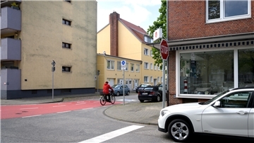 Die Ecke Prager Straße/Löningstraße. Der weiße BMW parkt verkehrswidrig und verschärft die kritische Kreuzungssitation.