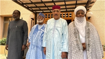 Die Ecowas-Delegation besucht den von den Putschisten festgesetzten Präsidenten Mohamed Bazoum (2.v.r).