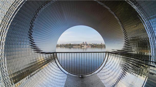 Steuergeld-Verschwendung: Mit dem Taxi zur Grundschule Die Edelstahloberfläche der „Pixelröhre“ spiegelt die Landschaft und das Wasser am Rheinufer im Stadtteil Kastel wieder.