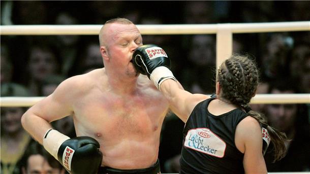 Boxkampf von Raab gegen Halmich live bei RTL Die ehemalige Boxweltmeisterin Regina Halmich und Fernsehmoderator Stefan Raab beim Fight 2007.