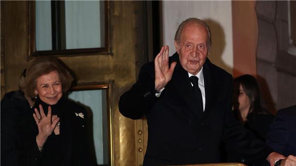 Die ehemalige Königin Sofia von Spanien und Ex-König Juan Carlos verlassen am Vorabend der Trauerfeierlichkeiten ein Restaurant in Athen.