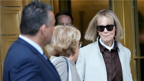Autorin im Zivilprozess: „Trump hat mich vergewaltigt“ Die ehemalige Ratgeberkolumnistin Jean Carroll (r.) verlässt in New York mit ihren Anwälten das Bundesgericht in Manhattan.