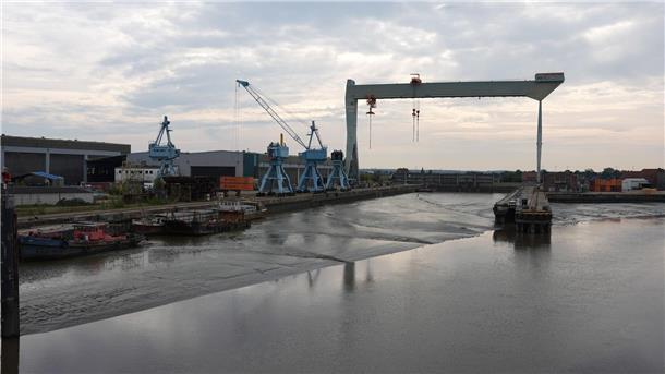 Kräne der Sietas-Werft unter Denkmalschutz gestellt Die ehemalige Sietas-Werft befand sich hinter der Hauptdeichlinie der Unterelbe an der Estemündung