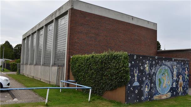 Das Foto zeigt die ehemalige Turnhalle in Schwei (Gemeinde Stadland).