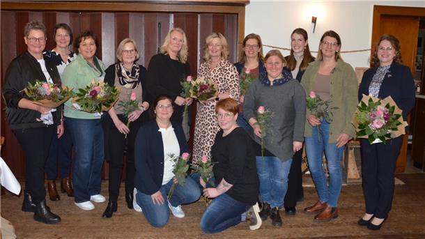 Die ehemalige Vorsitzende Katja Bredehöft (links) und die ebenfalls ausgeschiedene zweite Vorsitzende Susanne Detjen (rechts) mit den neugewählten, wiedergewählten und verabschiedeten Vorstandsmitgliedern. Heidi Schnackenberg (stehend, fünfte von links) ist die neue Vorsitzende des Vereins.