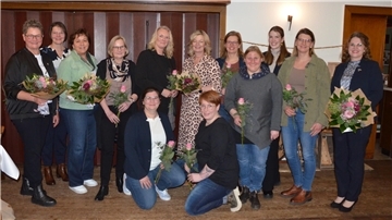 Die ehemalige Vorsitzende Katja Bredehöft (links) und die ebenfalls ausgeschiedene zweite Vorsitzende Susanne Detjen (rechts) mit den neugewählten, wiedergewählten und verabschiedeten Vorstandsmitgliedern. Heidi Schnackenberg (stehend, fünfte von links) ist die neue Vorsitzende des Vereins.