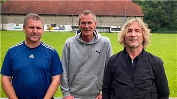 Die ehemaligen Spieler des FC Bremerhaven (von links) Norbert Eismann, Jens Drummer und Torsten Oestmann schickten Felix Magath eine Videobotschaft. Die Antwort kam umgehend.