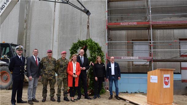 Die Ehrengäste und Gastredner am Richtkranz der Hallenschießanlage in der Kaserne Seedorf.