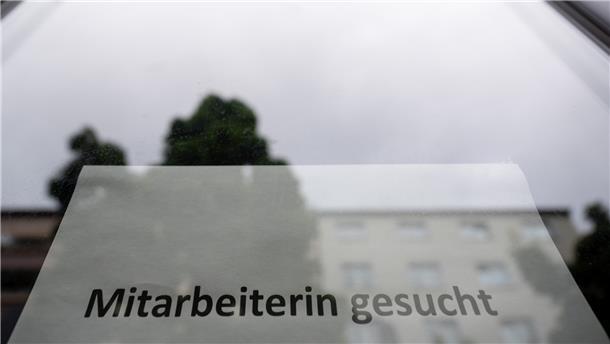 Ein Schild mit der Aufschrift "Mitarbeiterin gesucht".