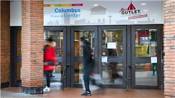 Die Eingänge von der Unteren Bürger zeigen bei Karstadt zwar Hinweise auf das Columbus-Center, doch viele Gäste in der Stadt übersehen sie oder können sie nicht richtig einordnen.