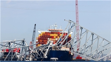 Die eingestürzte Francis-Scott-Key-Brücke liegt Mitte April auf dem Containerschiff Dali. Jetzt ist die Hafeneinfahrt wieder vollständig befahrbar.