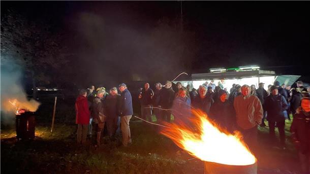 Anwesende bei einem Mahnfeuer in der Wingst