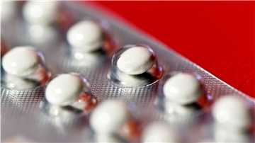 Die Einnahme der Pille kann zu Thrombose führen - aber nur selten zur Sinusvenen-Thrombosen, die im zeitlichen Zusammenhang nach einer Impfung mit Astrazeneca auftraten.