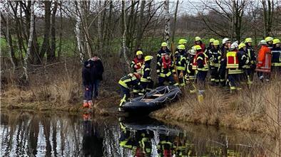 Die Einsatzkräfte der Feuerwehr lassen ein Schlauchboot zu Wasser.