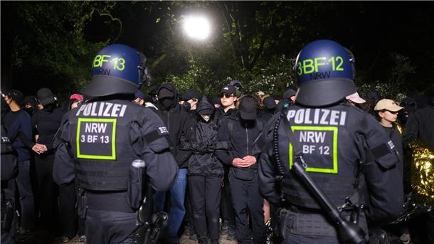Weitere Krawalle: Leipzig kommt nicht zur Ruhe Die Einsatzkräfte kesselten rund 1000 Demonstranten ein.