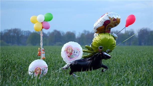 Die Einsatzkräfte suchten auch mit Luftballons und Süßigkeiten nach dem Jungen. (Archivfoto)