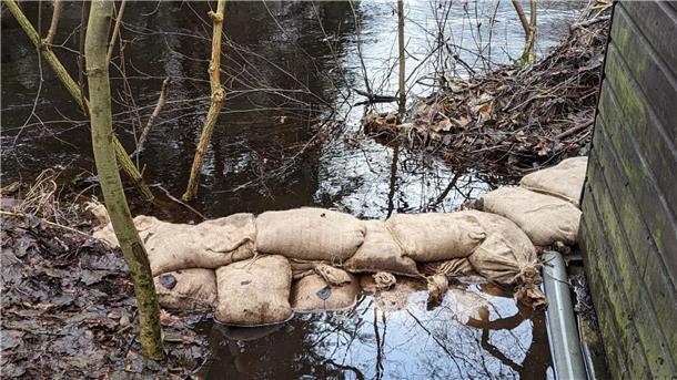 Hochwasser-Update: Feuerwehr bekommt in Stuckenborstel unterstützung von Landwirten Die Einsatzstelle in Sottrum.