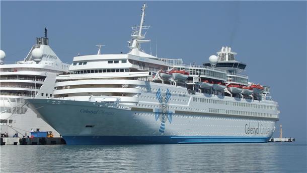 Die "Celestyal Olympia" in einem Hafen. 