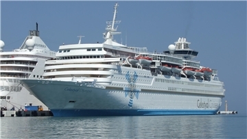 Die "Celestyal Olympia" in einem Hafen. 