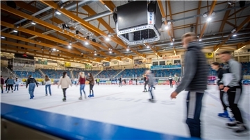Eine Eissporthalle.