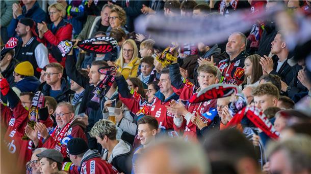 Pinguins gewinnen torreiches Nordderby nach Drei-Tore-Rückstand Die Eisarena war erneut ausverkauft.
