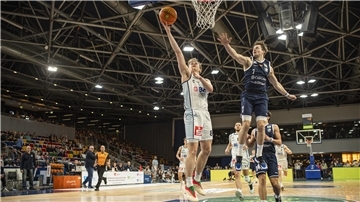 Die Eisbären-Basketballer freuen sich darüber, in der kommenden Saison wieder in Bremerhaven auf heimischem Parkett auftrumpfen zu dürfen.