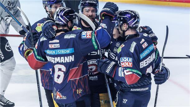 Eisbären Berlin gewinnen erstes DEL-Finale gegen Köln Die Eisbären Berlin jubeln nach dem Tor zum 2:1 im ersten DEL-Finale gegen die Kölner Haie.