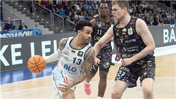 Zweikampf zwischem einem Basketballer der Eisbären Bremerhaven und einem Spieler der Uni Baskets Münster. 