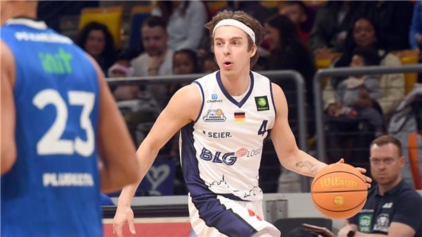 Die Eisbären Bremerhaven (hier Lennard Larysz) versteigern ihre Trikots.