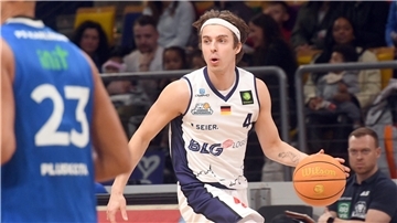 Die Eisbären Bremerhaven (hier Lennard Larysz) versteigern ihre Trikots.